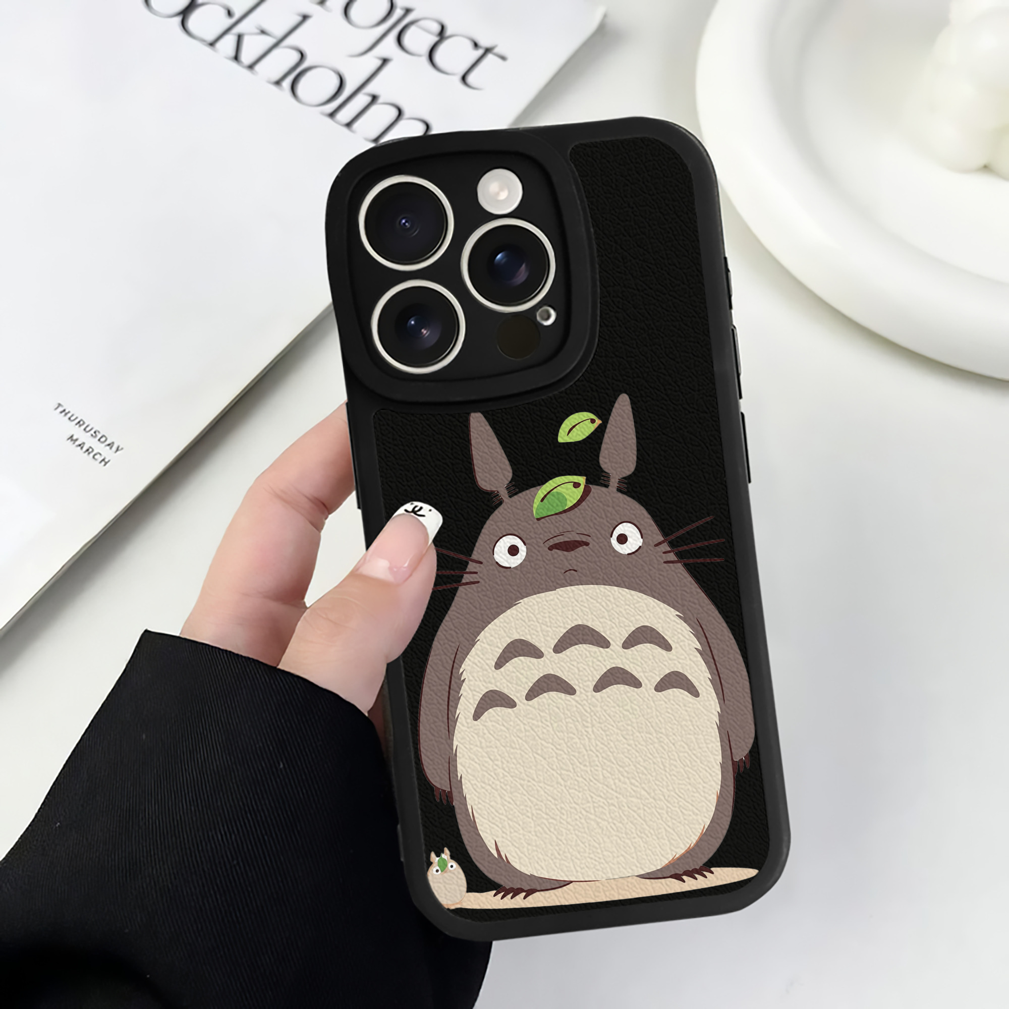 （画像用） となりのトトロ 草壁メイ 草壁サツキ My Neighbor Totoro Satsuki Kusakabe Mei Kusakabe 【iPhone 16シリーズ対応】シリコンスマホケース（レザー調） 材質：シリコン